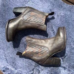 Bed|Stu Insight Rustic Green Leather Cobbler Series Heeled Ankle Boots